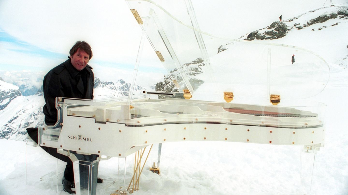 Udo Jürgens an seinem durchsichtigen Flügel im Schnee auf dem Großtitlis in den Schweizer Alpen