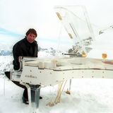 Udo Jürgens an seinem durchsichtigen Flügel im Schnee auf dem Großtitlis in den Schweizer Alpen