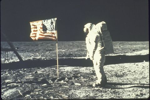 Astronaut bei Mondspaziergang