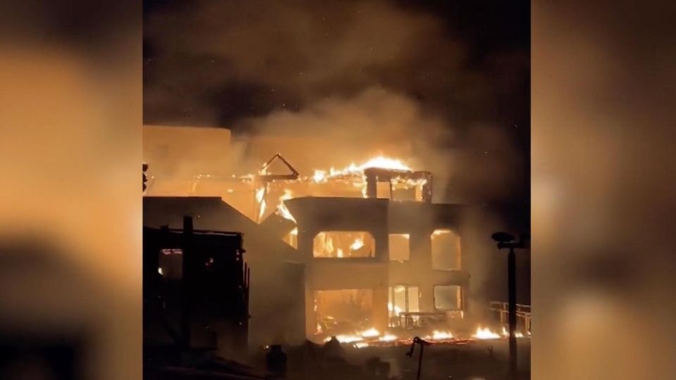 Influencer rettet Frau und ihre Hunde in Los Angeles aus Flammen Ein Haus in Los Angeles brennt in der Nacht