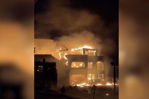 Ein Haus in Los Angeles brennt in der Nacht