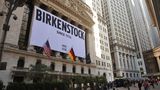 Zum Börsengang 2023 hängt eine Birkenstock-Plakat an der New Yorker Börse