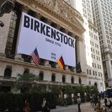 Zum Börsengang 2023 hängt eine Birkenstock-Plakat an der New Yorker Börse