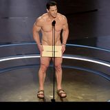 Schauspieler John Cena steht 2024 nackt und nur mit Birkenstock-Sandalen auf der Oscar-Bühne