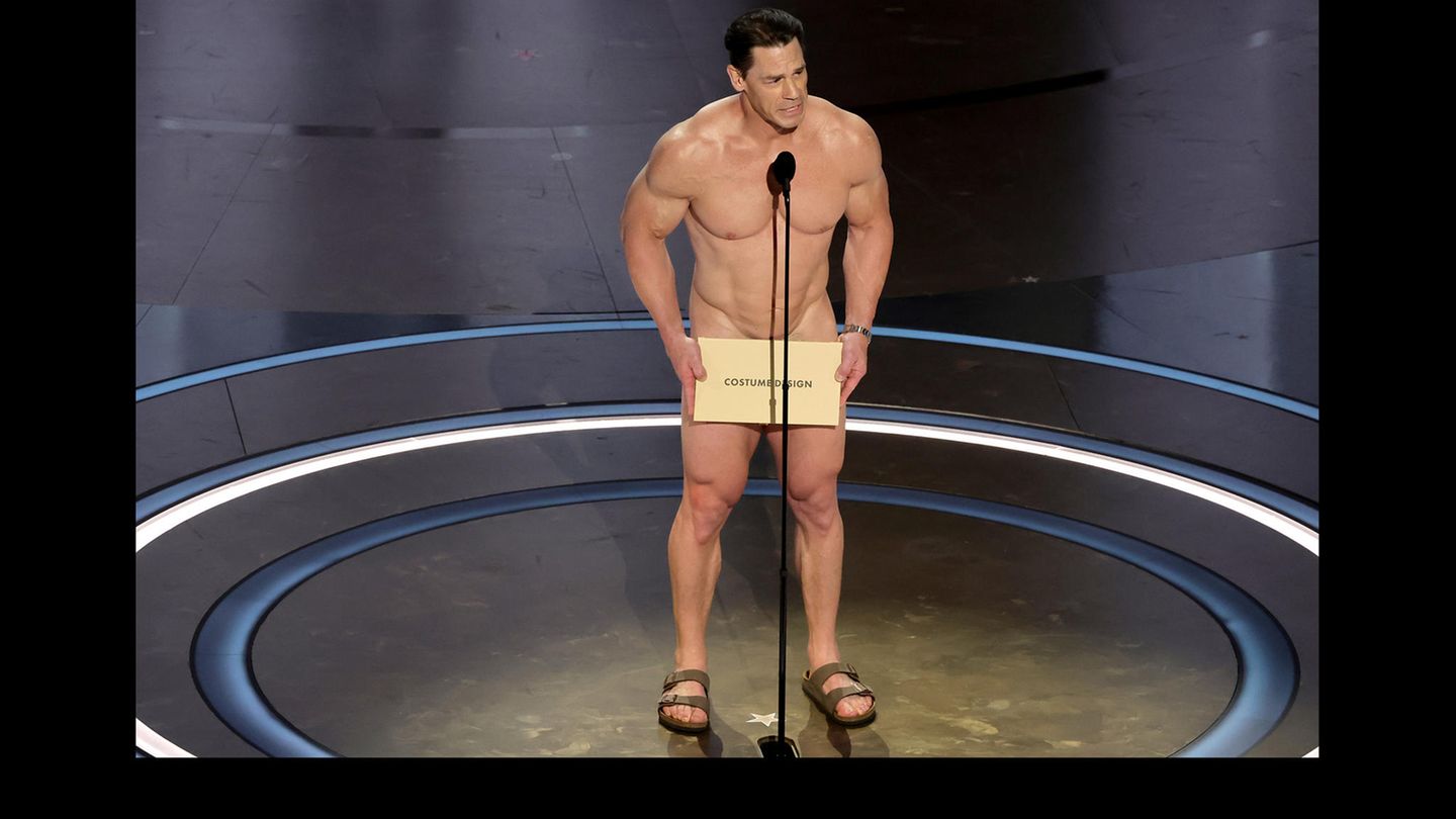 Schauspieler John Cena steht 2024 nackt und nur mit Birkenstock-Sandalen auf der Oscar-Bühne