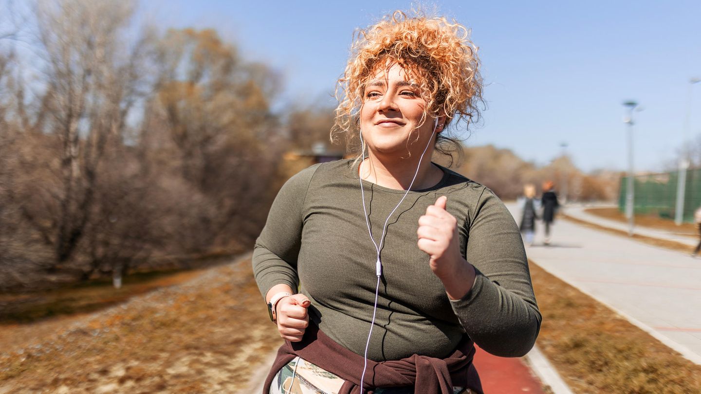 Adipositas? Eine übergewichtige Frau beim Joggen