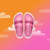 Montage aus Birkenstock-Modellen vor farbigem Hintergrund