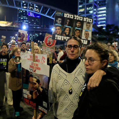 Angehörige von Geiseln sammeln sich in Tel Aviv auf der Straße, nachdem die ersten Meldungen über einen Geisel-Deal aufkamen