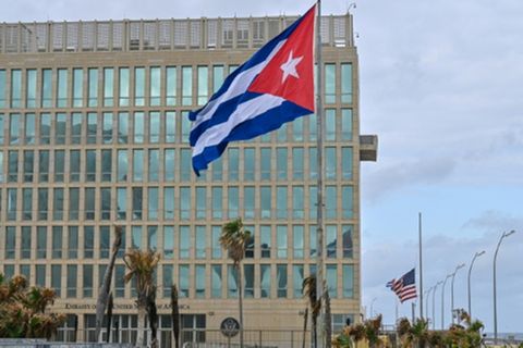 Kubanische Flagge vor der US-Botschaft in Havanna