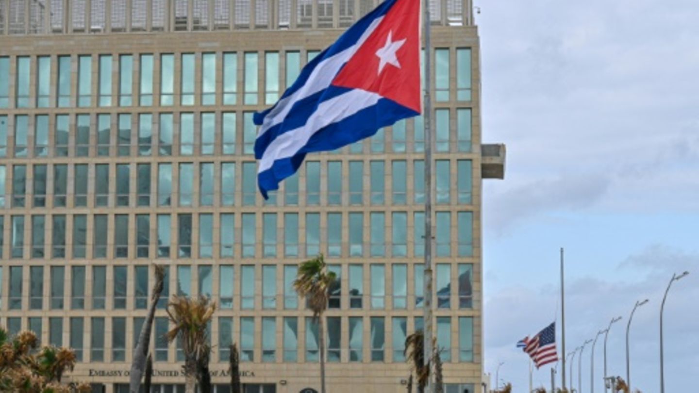 Kubanische Flagge vor der US-Botschaft in Havanna