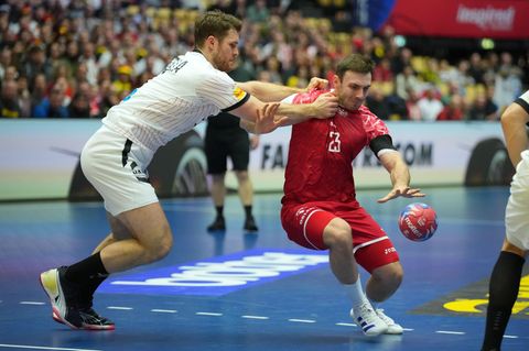 Deutschlands Johannes Golla (l.) und Polens Arkadiusz Moryto kämpfen bei der Handball-WM um den Ball