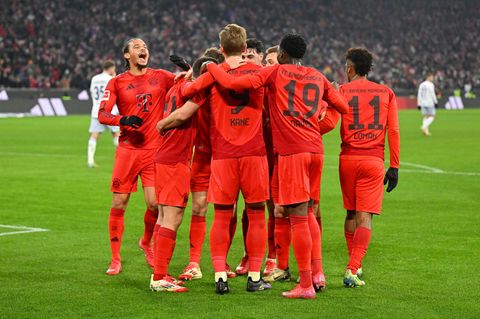 Das Team vom FC Bayern München feiert gemeinsam auf dem Platz