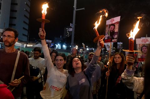 Demonstrierende mit Fackeln in Israel