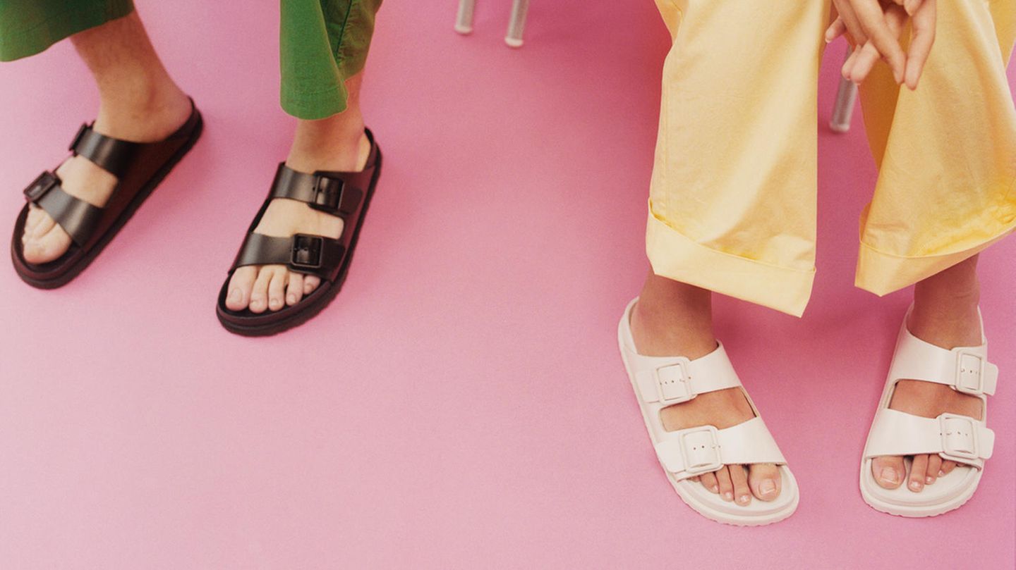 Zwei Modells mit Birkenstock-Modellen aus der 1774-Linie Zwei Modells mit Birkenstock-Modellen aus der 1774-Linie