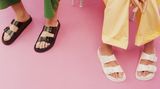 Zwei Modells mit Birkenstock-Modellen aus der 1774-Linie