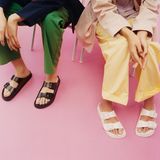 Zwei Modells mit Birkenstock-Modellen aus der 1774-Linie