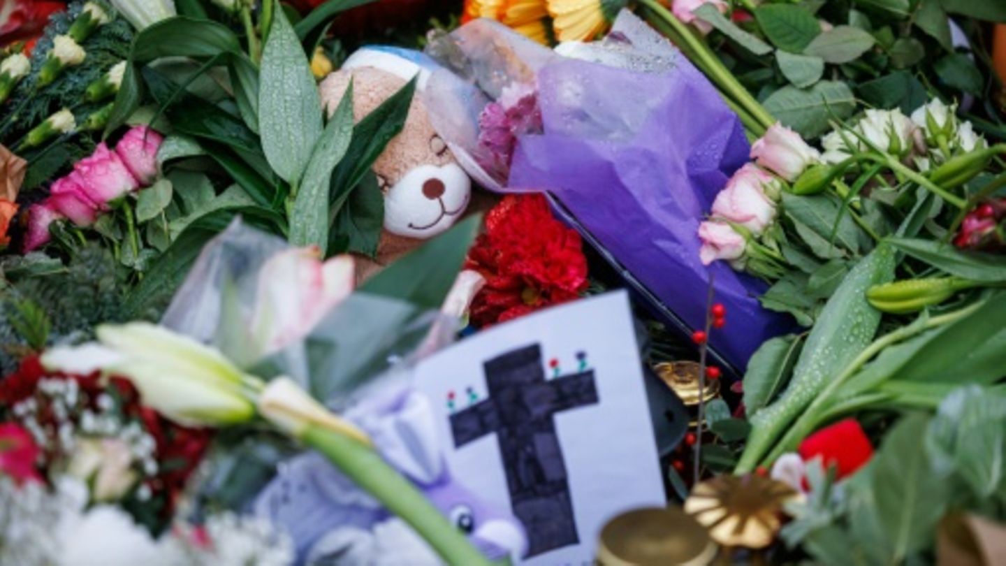 Blumen, Stofftiere und Kerzen am Anschlagsort