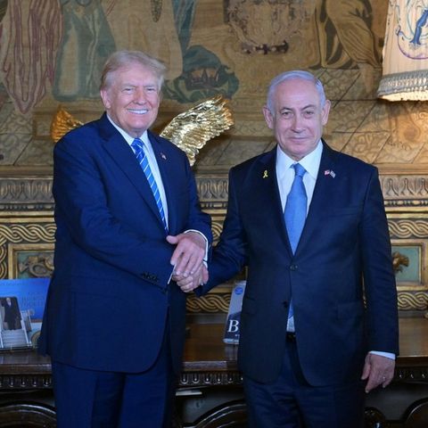 Donald Trump and Benjamin Netanyahu shake hands