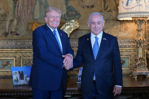 Donald Trump und Benjamin Netanjahu schütteln sich die Hände