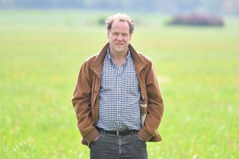 Landwirt Stefan Dürr steht auf einer Wiese, Putin hat damit nichts zu tun