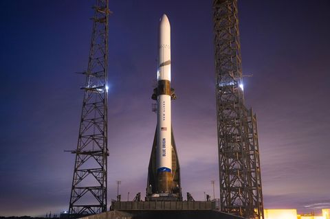 Die Rakete "New Glenn" von Jeff Bezos' Firma Blue Origin auf der Startrampe