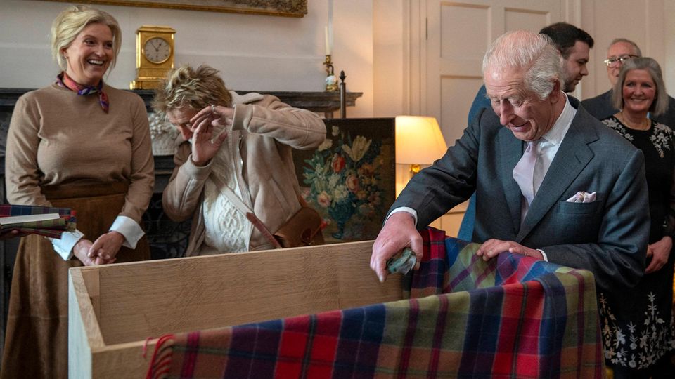 Rod Stewart und König Charles befüllen gemeinsam eine Zeitkapsel
