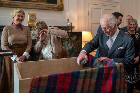 Rod Stewart und König Charles befüllen gemeinsam eine Zeitkapsel