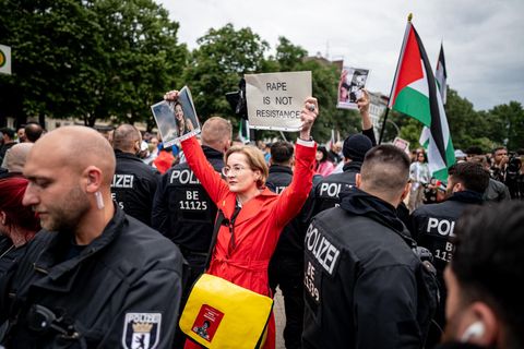 Karoline Preisler auf einer Demonstration