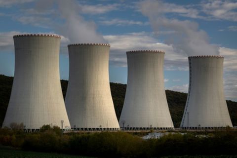 Kühltürme von Atomkraftwerk Mochovce in der Slowakei