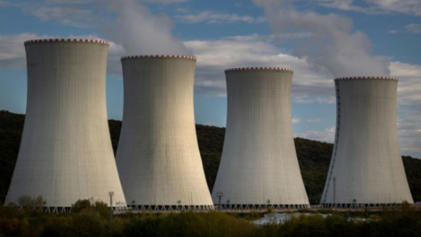 Kühltürme von Atomkraftwerk Mochovce in der Slowakei