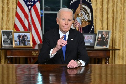 Biden verabschiedet sich in emotionaler Rede und warnt Amerikaner