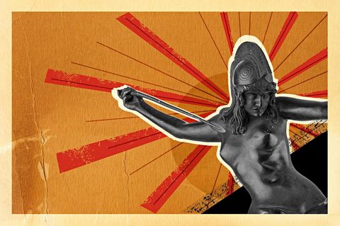 Statue einer speerschleudernden Amazone vor orangefarbenem Hintergrund