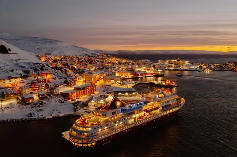 Polarlichter: Die "Otto Sverdrup" in Honningsvåg