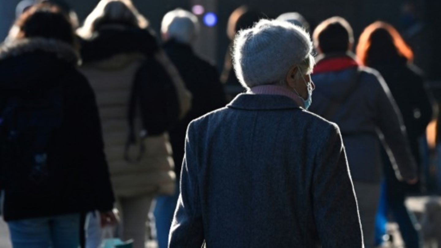 Menschen auf einer Straße in Berlin