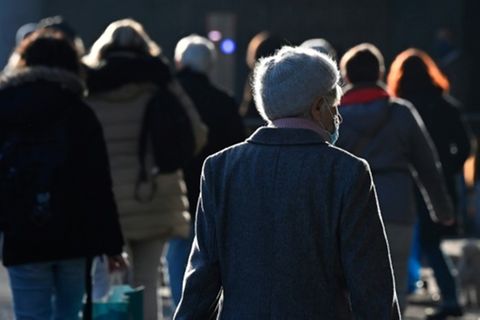 Menschen auf einer Straße in Berlin
