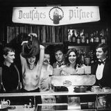 Kunden, Besitzer und Leiter des Restaurants "Exil", Berlin, 1977.