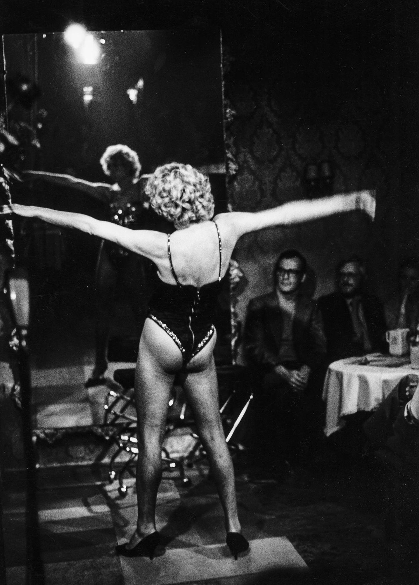 In der Cabaret-Bar "Lützower Lampe", Berlin, 1977. In der Cabaret-Bar "Lützower Lampe", Berlin, 1977.