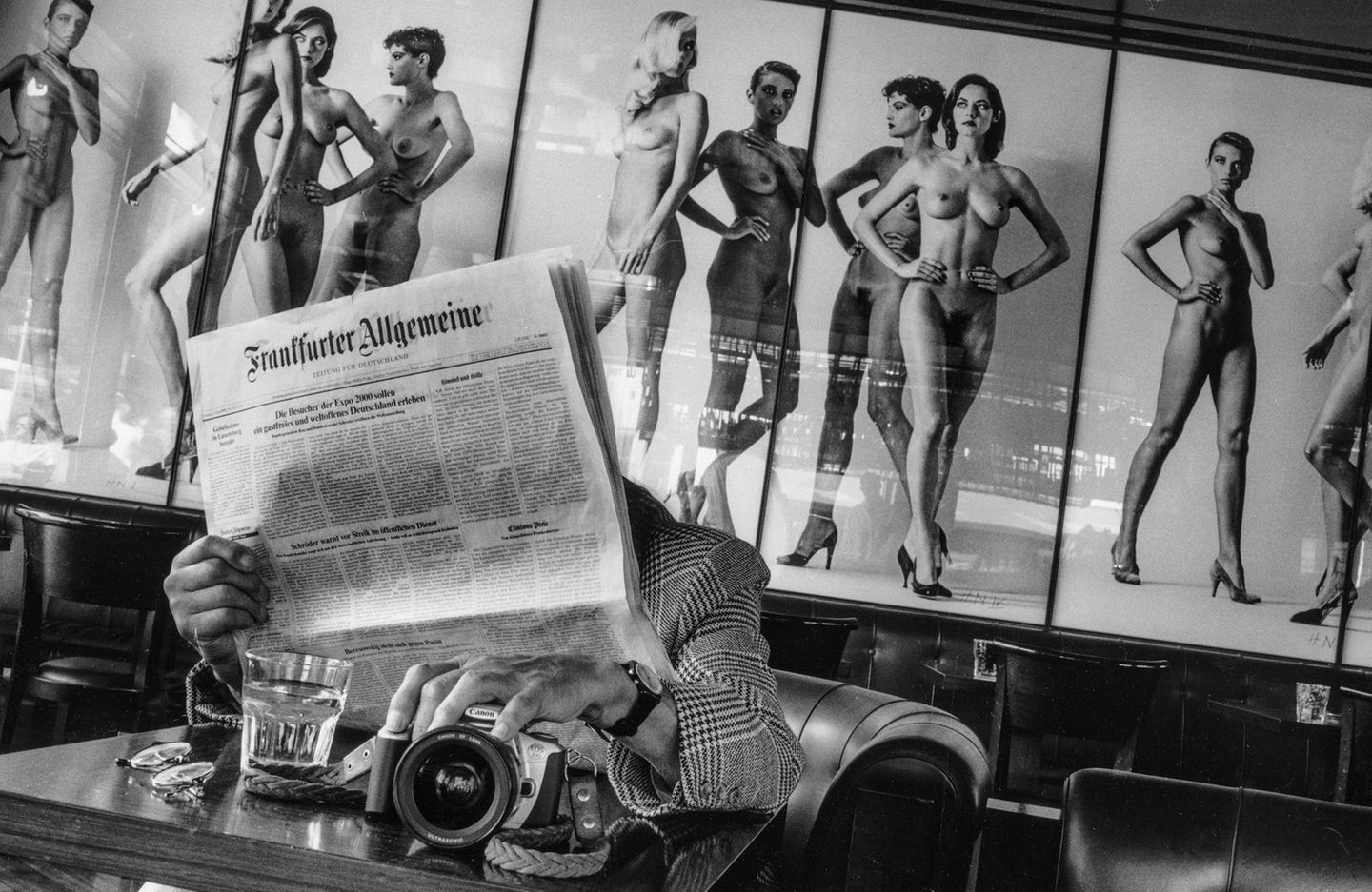 Selbstporträt beim lesen der FAZ, Newton Bar Berlin, 2000.