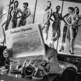 Selbstporträt beim lesen der FAZ, Newton Bar Berlin, 2000.