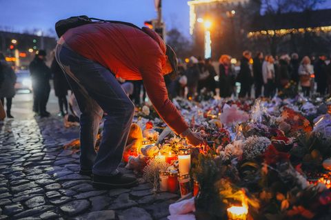 Menschen stellen nach dem Attentat in Magdeburg Blumen und Kerzen auf