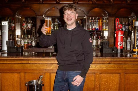 Lottogewinner James Clarkson hebt ein Glas Bier