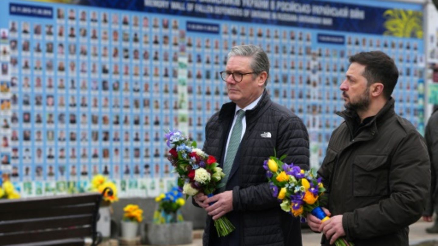 Starmer (l.) und Selenskyj gedenken gefallener ukrainischer Soldaten