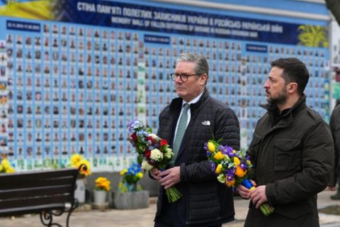 Starmer (l.) und Selenskyj gedenken gefallener ukrainischer Soldaten