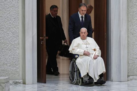 Papst Franziskus sitzt im Rollstuhl
