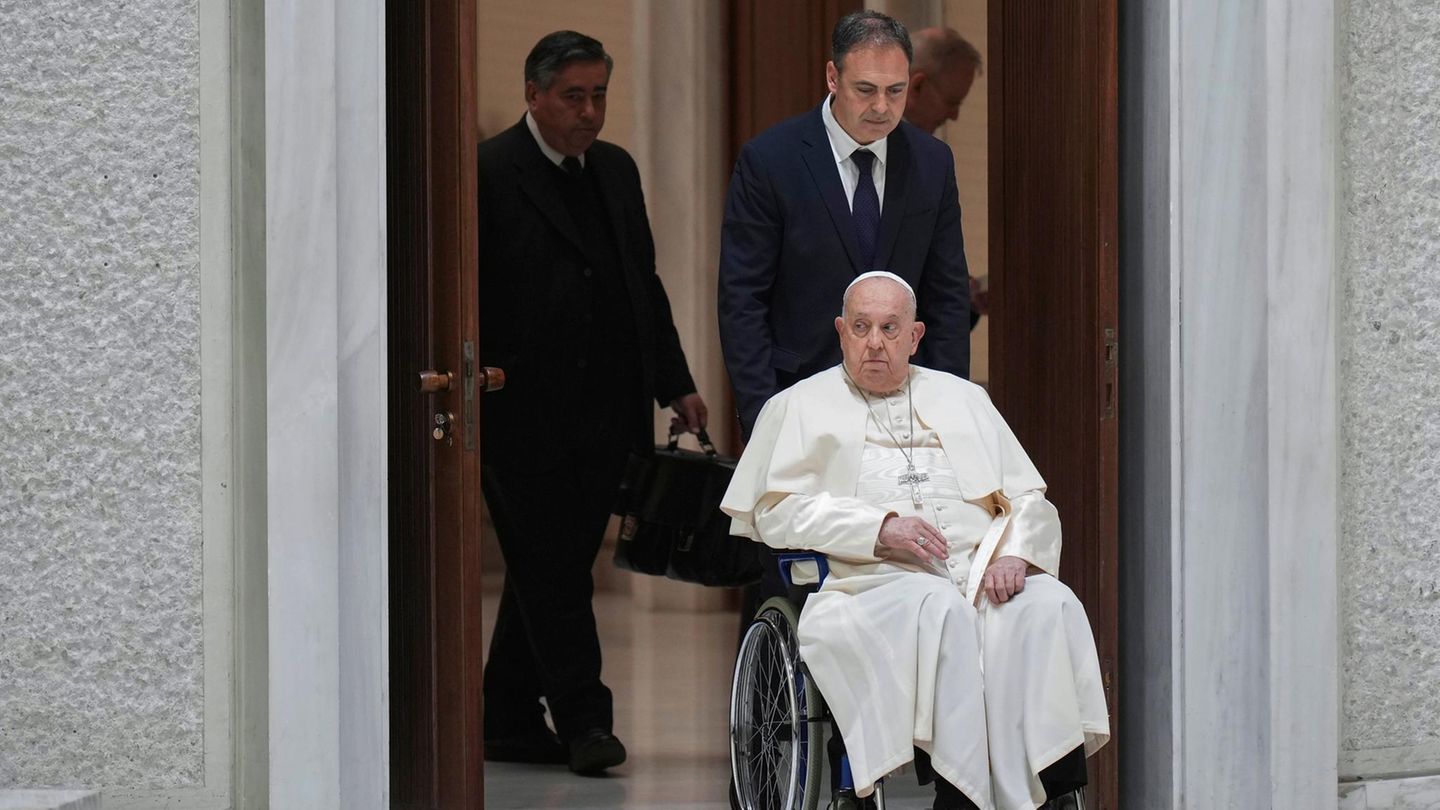 Franziskus: Papst stürzt im Vatikan und verletzt sich den Arm
