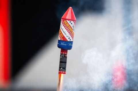 Das Zünden einer Feuerwerksrakete wird während einer Pressevorführung der Berliner Feuerwehr gezeigt