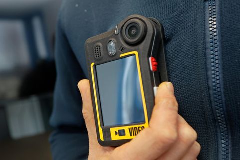 Krankenhaus: Ein Mann hält eine Bodycam in der Hand