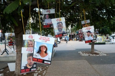 Fotos von Verschleppten in Tel Aviv