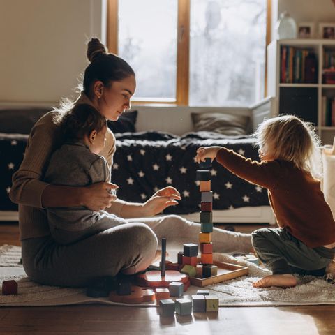 Eine Mutter spielt mit ihren Kindern (Symbolbild)