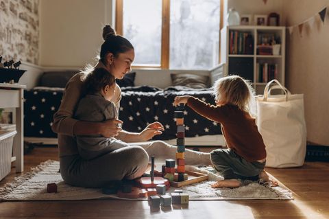 Eine Mutter spielt mit ihren Kindern (Symbolbild)